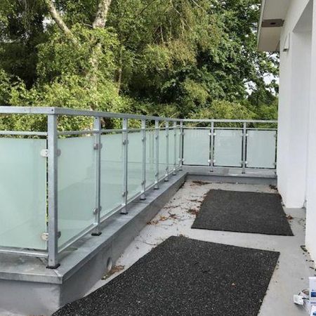 Balkon mit Metallgeländer und Glas