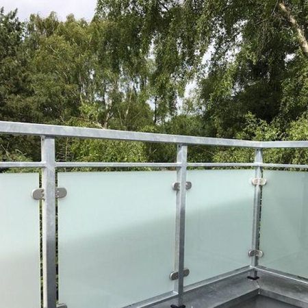 Balkon mit Metallgeländer und Glas