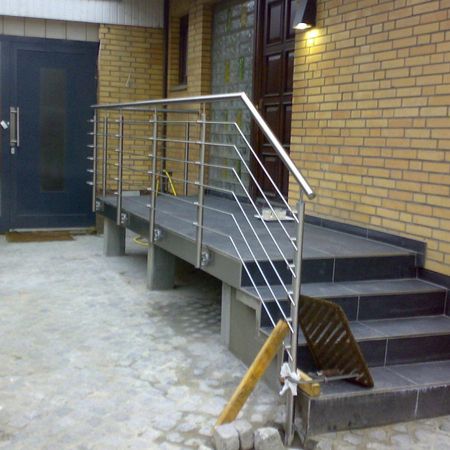 Treppen und Geländer an einem Haus